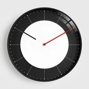 horloge design avec baguettes en métal